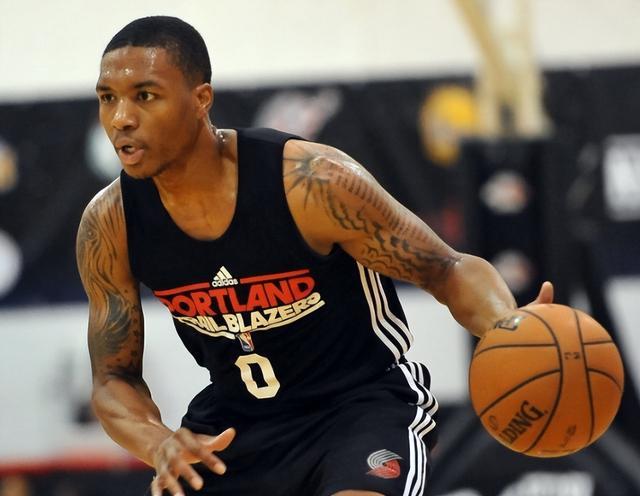 些战靴备受 些战靴备受